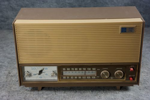 General Electric Model C-530A Plastic Tube Radio