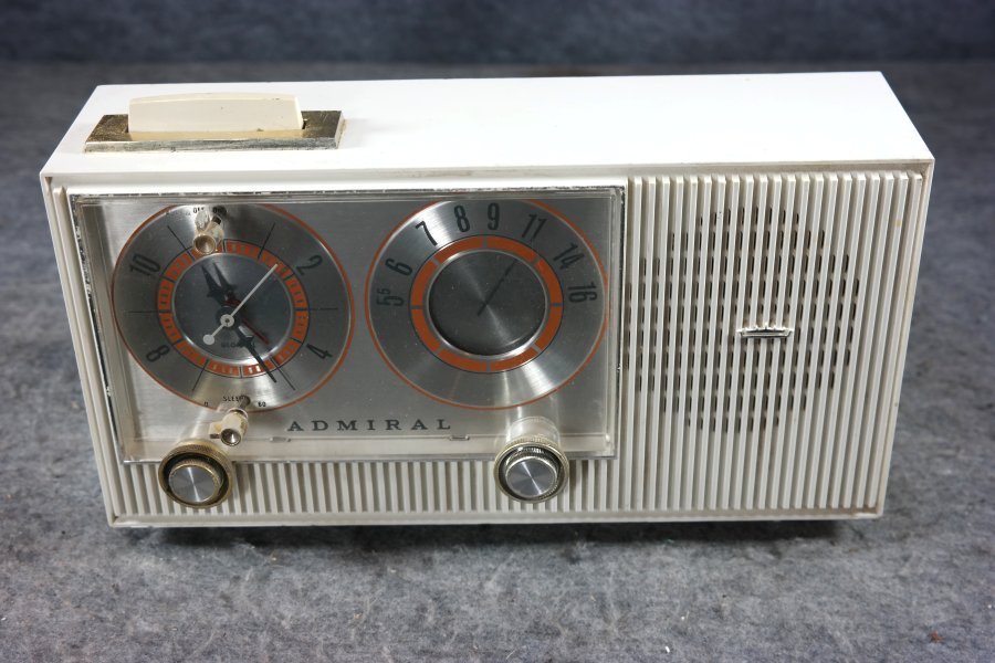 Admiral Model YG783 Plastic Tube Type Clock Radio - RadioAcres