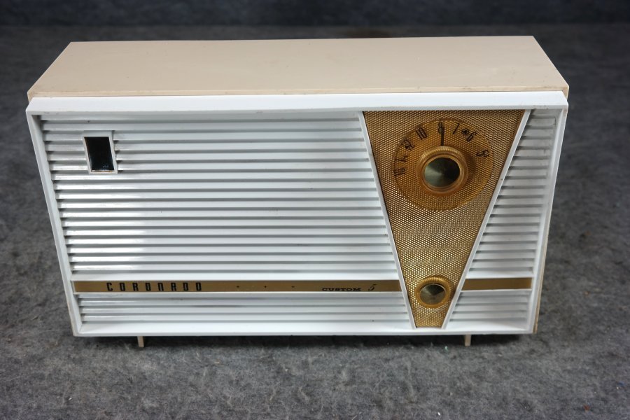 Coronado Model RA48-8257 Plastic AM Tube Radio - RadioAcres