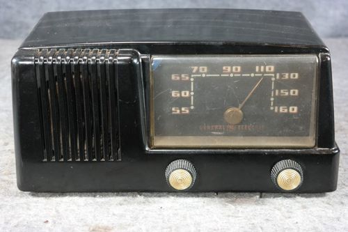 General Electric Model 412 Bakelite Tube Radio