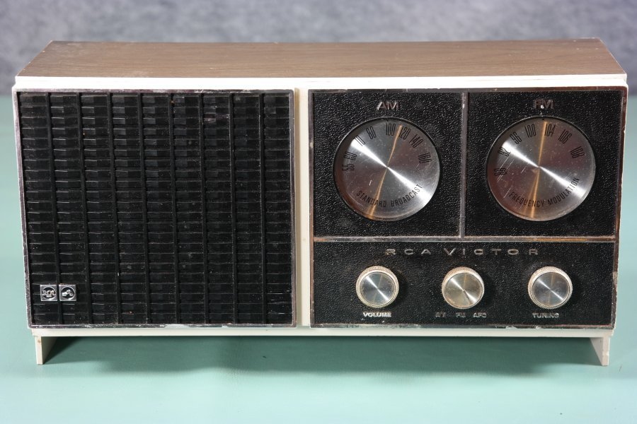 RCA Model RHC19W AM/FM Plastic tube Radio - RadioAcres