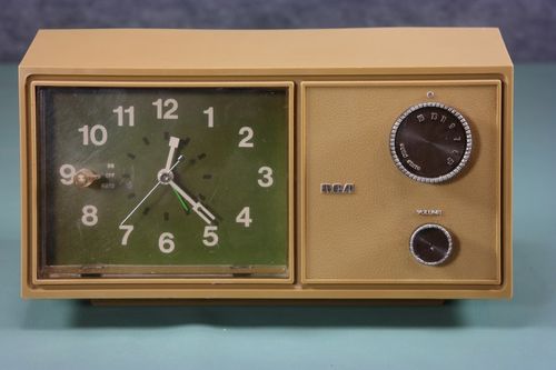 RCA Model R2D402 Plastic Clock Radio