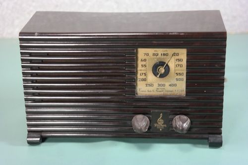 Small Emerson Model 211 Bakelite Tube Radio