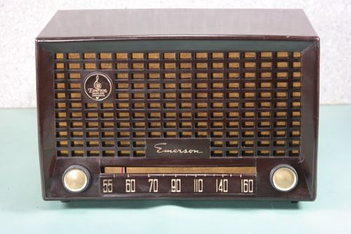Emerson Model 653 Bakelite Tube Radio