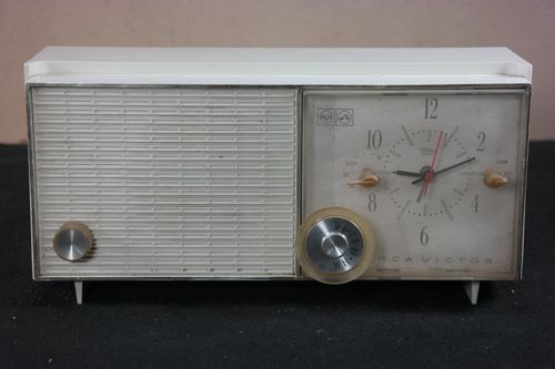 RCA Model RFD-19V Plastic Clock Radio