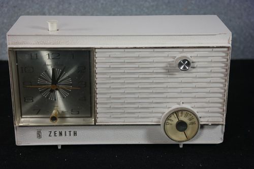 Zenith Model M511V Plastic Tube Clock Radio