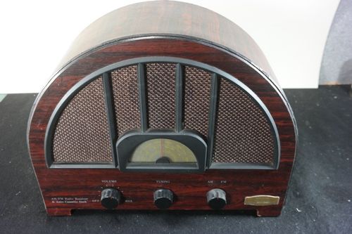 Wellbilt AM-FM cathedral style wood Retro radio