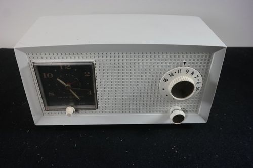 General Electric 4 Tube Plastic AM Clock Radio